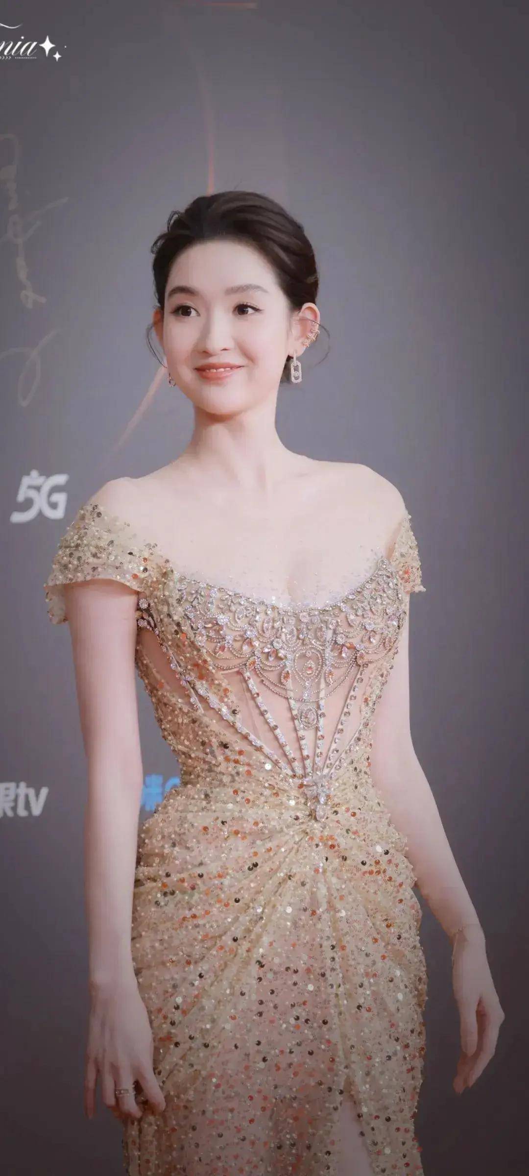 王玉雯低胸礼服写真曝光：优雅与性感的完美碰撞，引领时尚新潮流