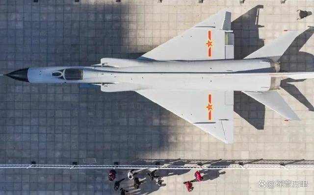 “军中第二强”，二代机歼-8编队引热议，高空高速仅次于歼-20