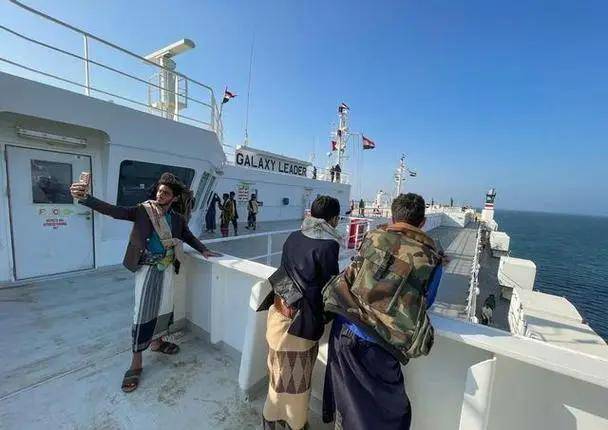 胡塞武装再掀惊涛骇浪，美舰红海求庇护，混入中国编队“逃生”