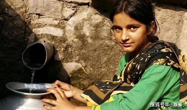 印度卑微低下的“水妻”！丈夫当妻子“水龙头”，为取水不择手段