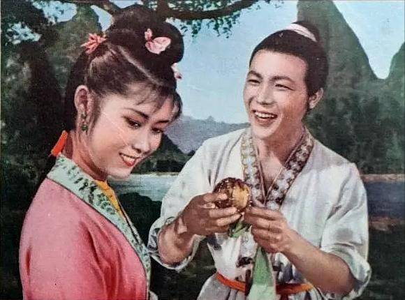 《刘三姐》有三美，即人美、歌美、景色美。精彩的对歌，脍炙人口，铿锵