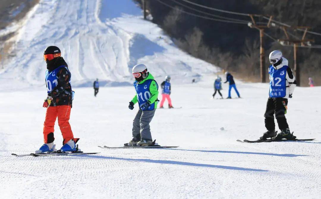 岭滑雪场预约方式：电话预约联 系 人：于胜利联系电话：13381050131、69129966