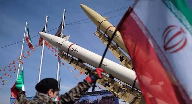 援军哪去了？美以联军猛烈轰炸，数十次空袭，伊朗大军按兵不动