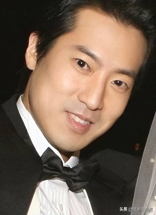 当时的朴周永性格较为内向，平日里很少主动与人交流，但在见到金喜善的