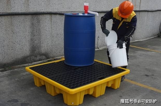 油桶搬运有什么好的工具这样可以防止泄漏和滴漏以及提高搬运效率。