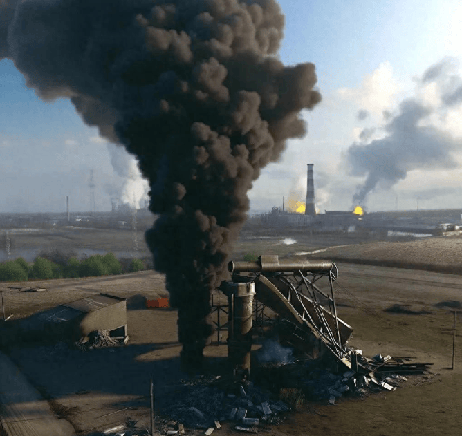 俄导弹落下炸了乌命脉，这次欧洲比乌克兰还急，32国联合施压，英国又当先锋