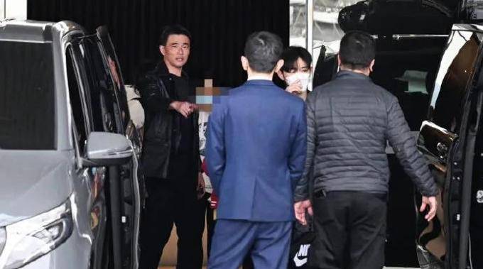 大s回家了！具俊晔抱着骨灰包机回台！最后也没有执行大s的遗言！