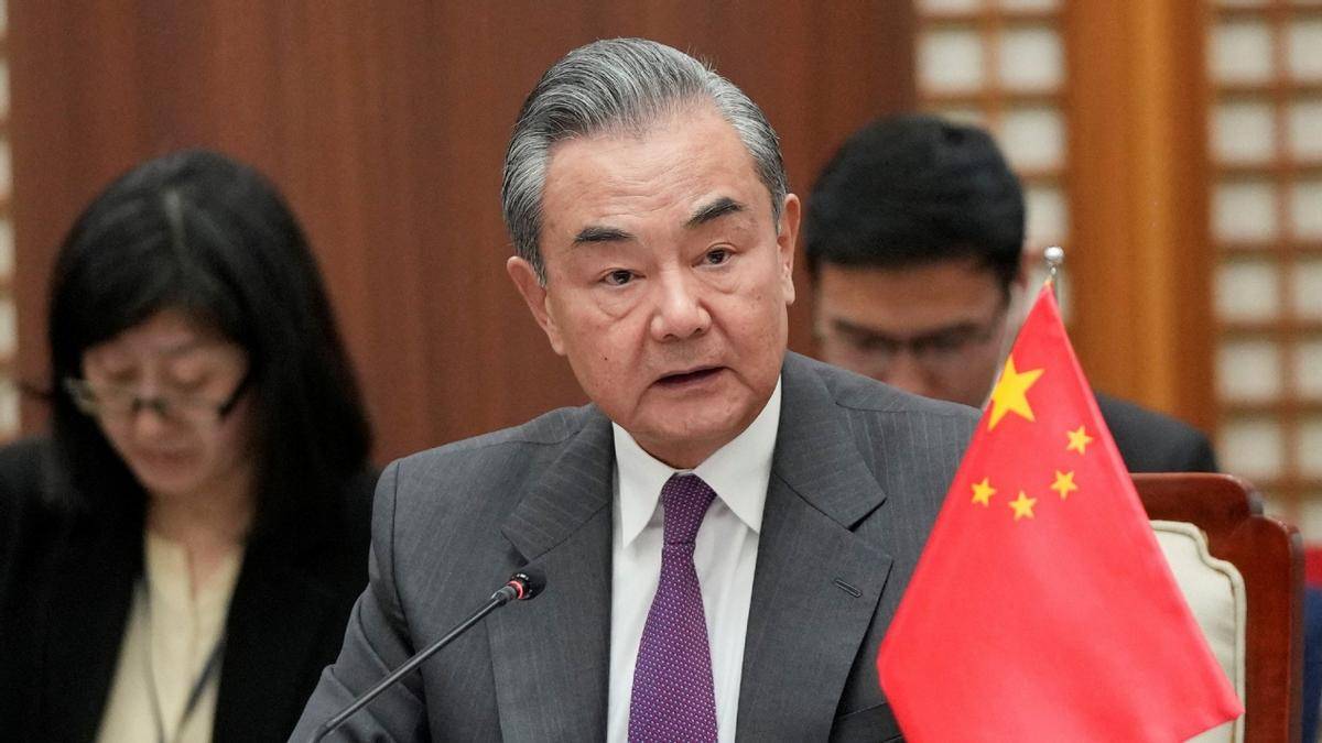 2月15日，中国外交部长王毅应约和北约秘书长吕特举行会谈，双方就俄乌问