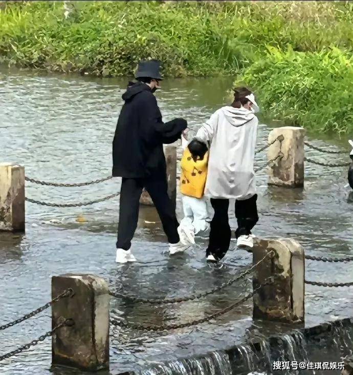 唐艺昕带女儿玩水，张若昀鞋子全湿透，5岁樱桃被爸妈宠成小公举