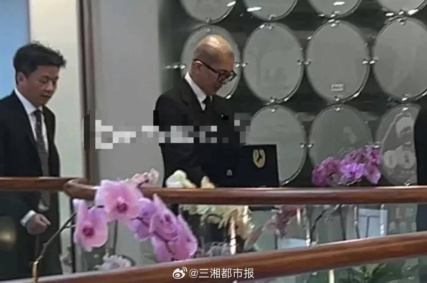 大s今日下葬！具俊晔手抱骨灰痛哭！s家人送最后一程！一路走好！