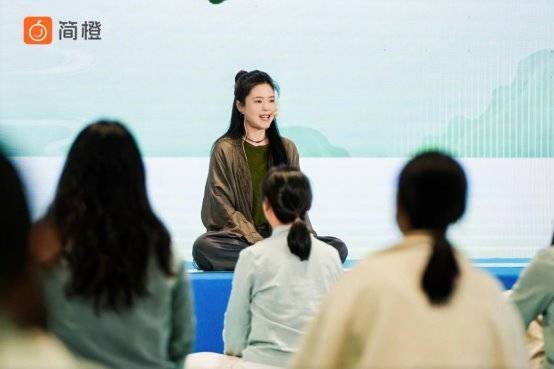 简橙东方美学盛典：百位乐龄女性瑜伽舞动时光解码健康文化新范式(图4)