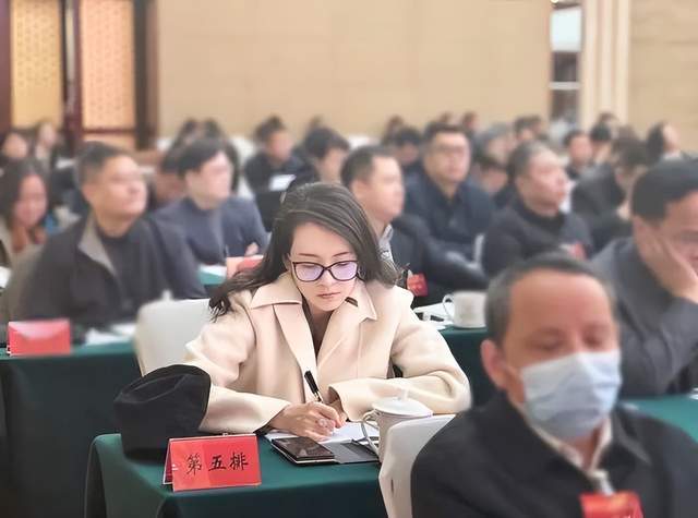 46岁章子怡素颜开会被曝光，五官清秀气质出众，神似校花在上课