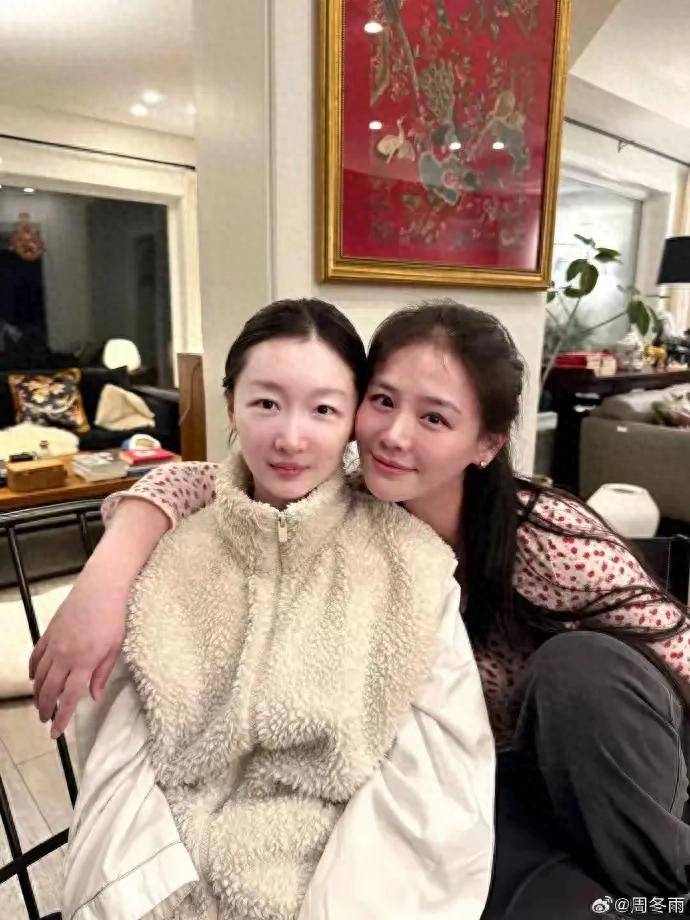 原创《十年挚友，情谊如初——周冬雨零点晒照为马思纯庆生》