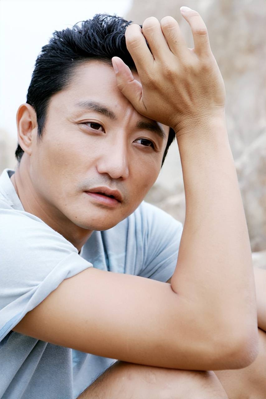 演员涂松岩，低调演戏20年，40岁娶圈外妻生子，8年婚姻宠妻如宝