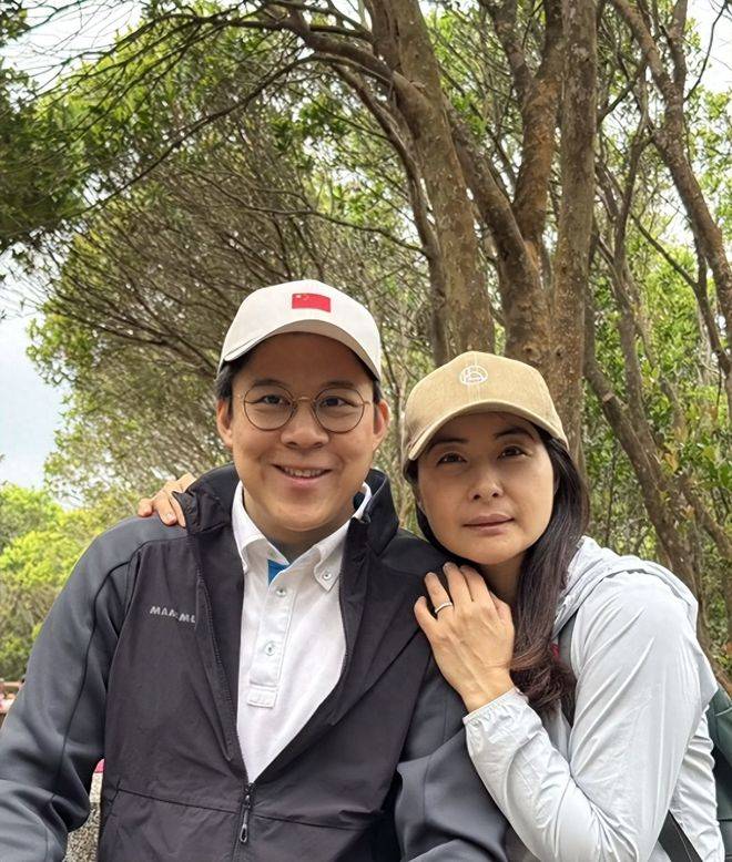 原创郭晶晶夫妇清明带孩子爬山，大方晒俩女儿正脸，一个像爸一个像妈