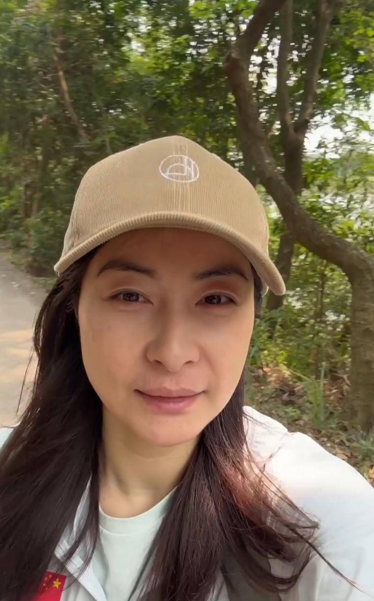 原创郭晶晶夫妇清明带娃爬山，晒俩女儿正脸，像爸像妈各一分