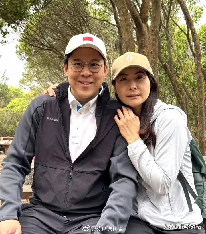 原创清明节郭晶晶一家外出爬山，大女儿眼睛像妈，小女儿双马尾很漂亮