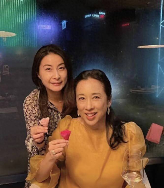 原创郭晶晶素颜似朱玲玲，带女儿爬山，霍启刚背妹展宠溺