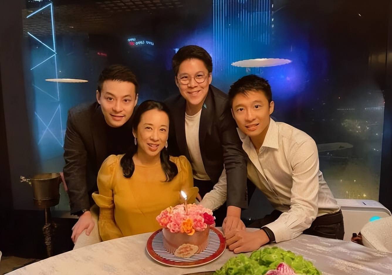 原创郭晶晶婆婆出席慈善晚会！戴帝王绿项链和戒指抢镜，罗康瑞也来了