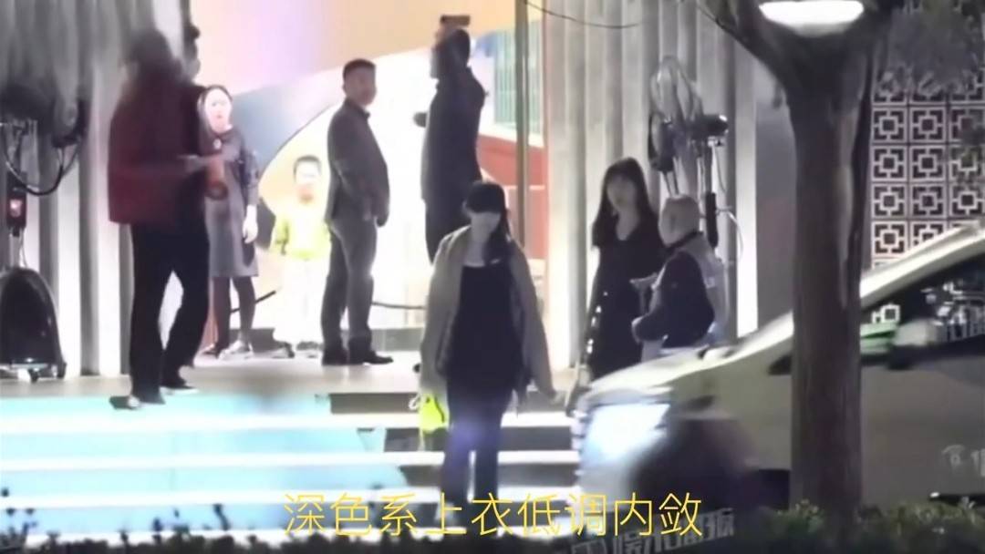 威斯尼斯平台刘亦菲聚餐吃火锅被拍披肩搭配格纹衫慵懒又高级美得不像话