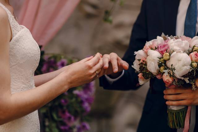 离谱贵州1男2女合拍婚纱照法律不罚但网友骂疯了(图1)