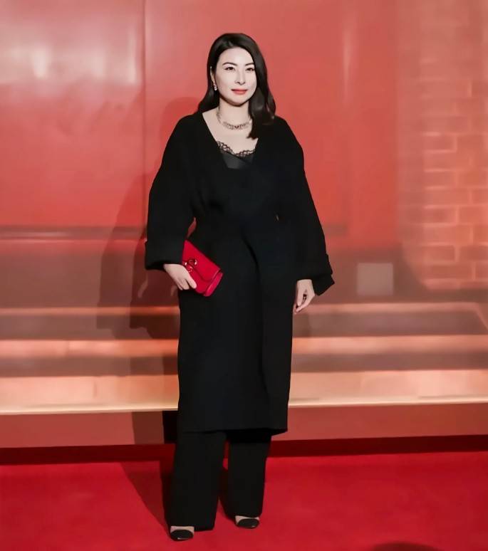 原创郭晶晶换风格美出新高度，穿露肩衫女人味爆棚，妩媚到差点认不出