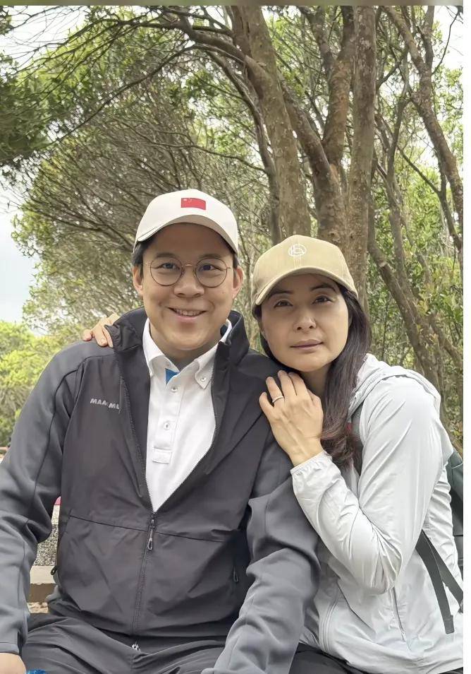 原创44岁郭晶晶爬山，霍启刚成“保镖”，女儿语言切换自如