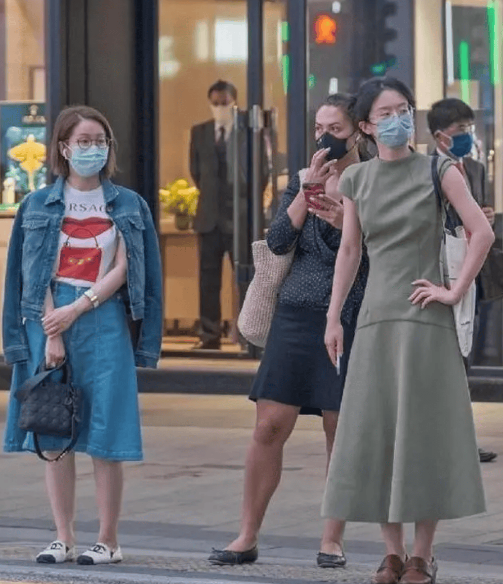 去了香港才发现满街都是“裙不上膝鞋不带跟”却个个洋气又时髦(图2)