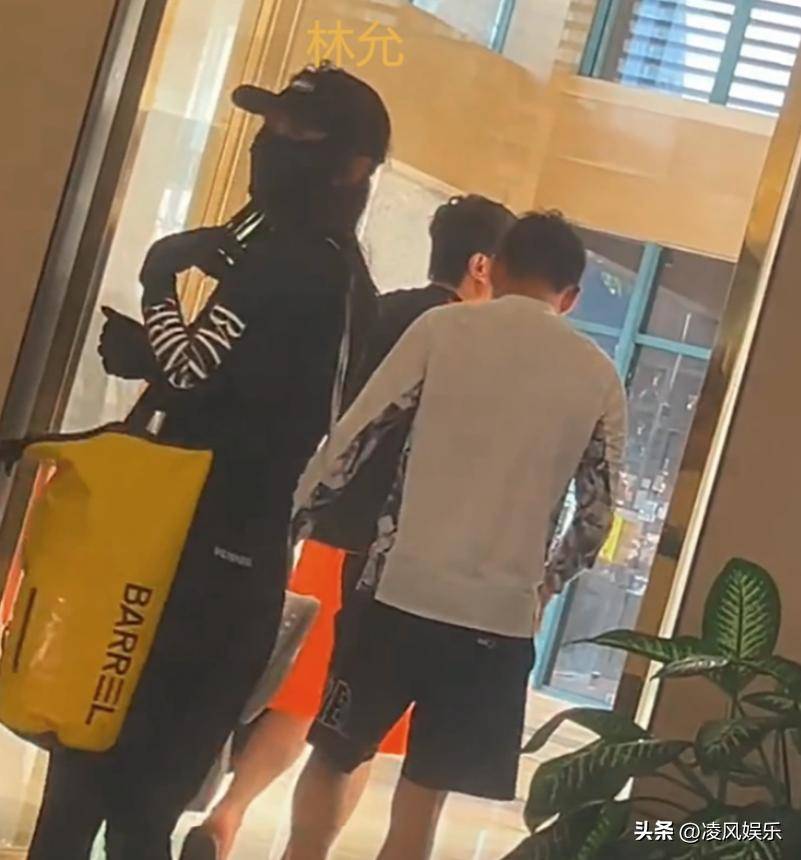 拔出萝卜带出泥月嫂一张合照却让林允陷入“生子”的尴尬境地(图12)