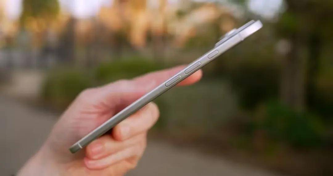 原创             iPhone 17 新机模曝光，终于换外观了