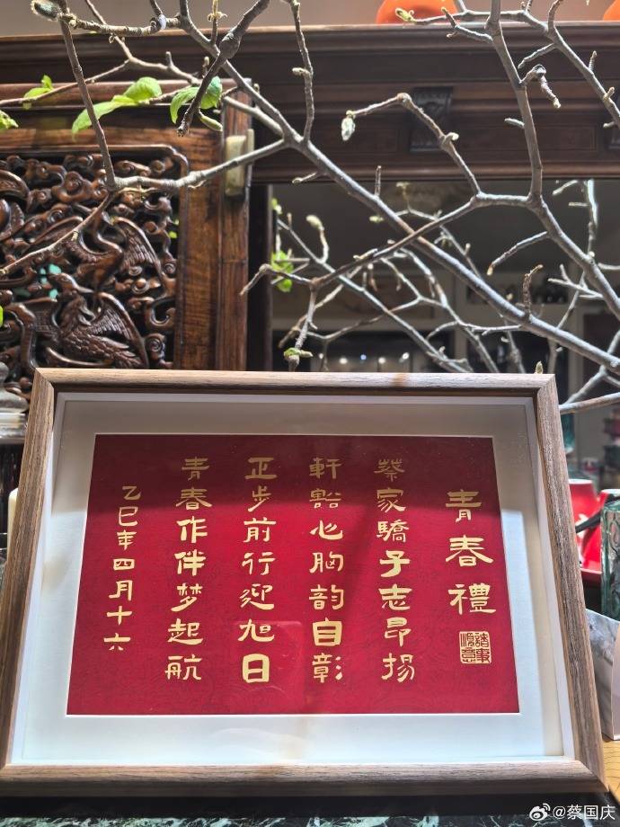 蔡国庆为大儿子庆生，14岁庆庆身高超一米八，越来越像爸爸！