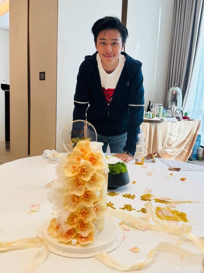 蔡国庆为大儿子庆生，14岁庆庆身高超一米八，越来越像爸爸！