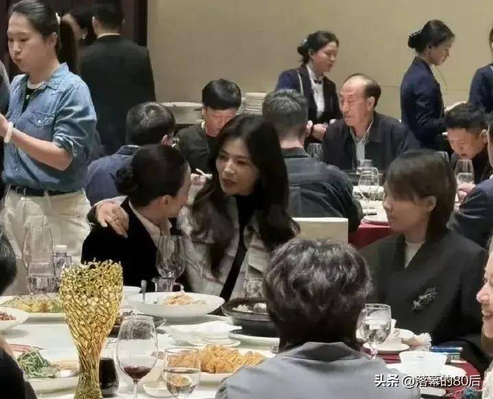 47岁刘涛微醺聚会，夹克造型坐宋佳旁，画面美到让人移不开眼！