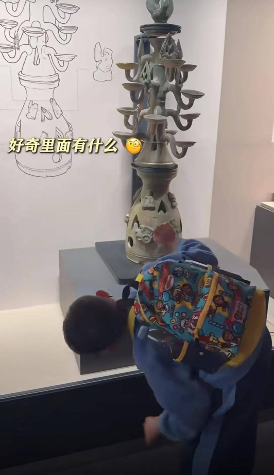 胡杏儿撇下老公，带长子游北京认识历史文化，李奕霆7岁就戴眼镜