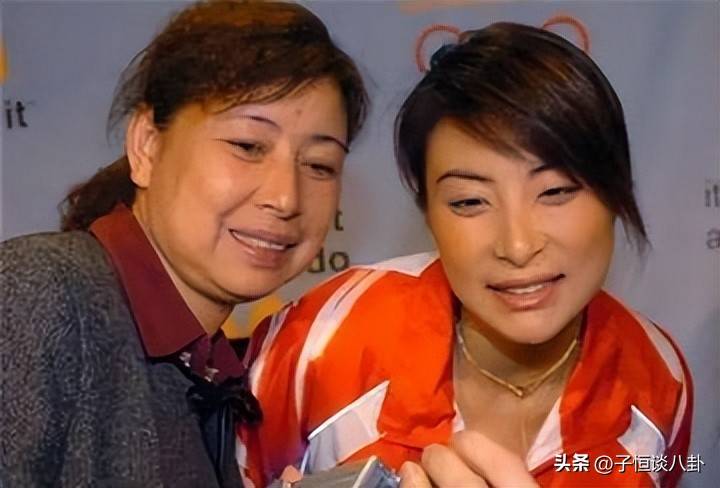 原创看郭晶晶与68岁妈妈同框，家教背后大揭秘，霍家地位高的原因！