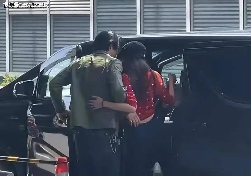 东京偶遇林志玲夫妇，林志玲又高又瘦像贵妇，俩人搂搂抱抱小举动超甜