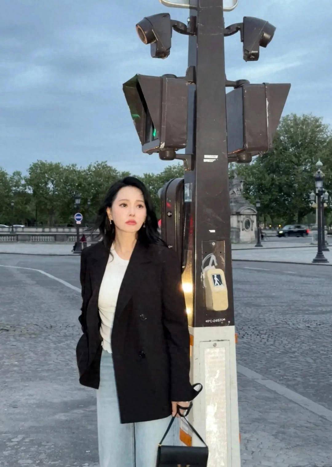伊能静五一带婆婆女儿英国度假，生图素颜脸暗沉，百万护肤没白花