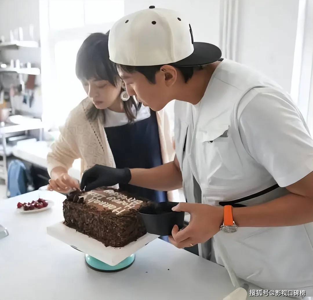 孙俪女儿11岁生日，小花被爸妈夹着吻，她的表情搞笑，神态似爸爸