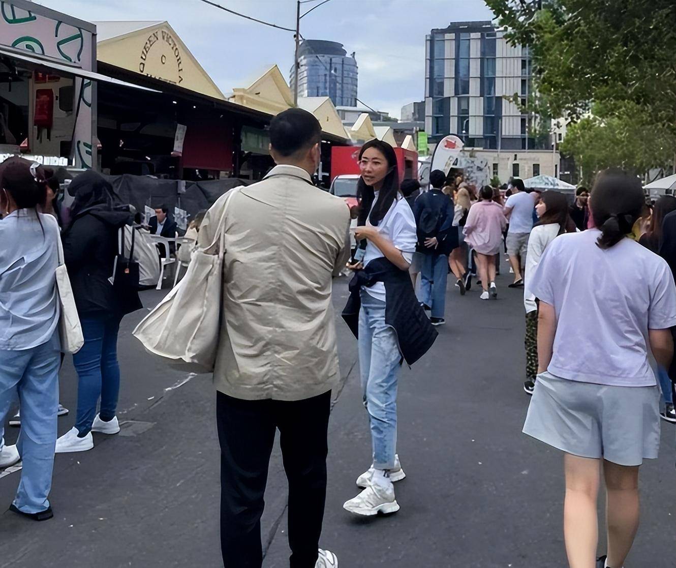 54岁孙红雷陪娇妻王骏迪打台球, 眼神温柔, 画面温馨动人