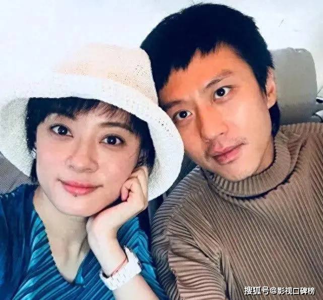 孙俪女儿11岁生日，小花被爸妈夹着吻，她的表情搞笑，神态似爸爸