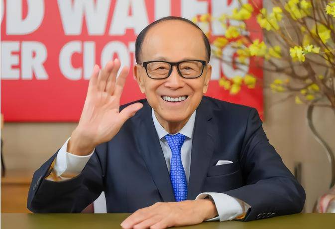 97岁李嘉诚罕见露面，对抗癌仪器爱不释手，顶流豪门钟爱保命科技