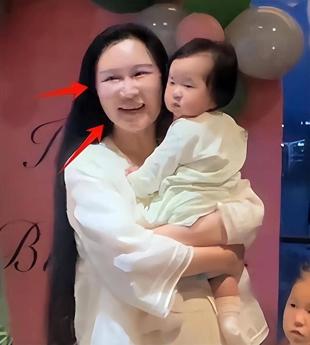 张纪中为娇妻庆生，混血继子站旁边被冷落，下巴后缩网友呼吁关注