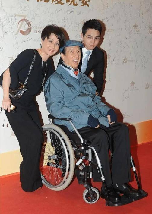 97岁李嘉诚罕见露面，对抗癌仪器爱不释手，顶流豪门钟爱保命科技