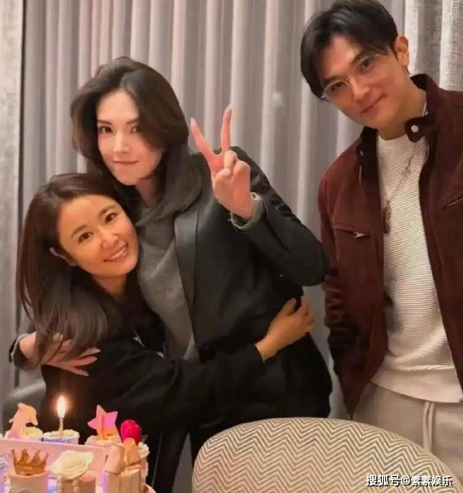 林心如霍建华带女儿出门，霍建华变成“女儿控”，8岁小海豚可爱