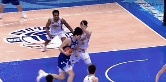 CBA金哨现重大误判扼杀青岛黑八神迹杨鸣杜锋发声