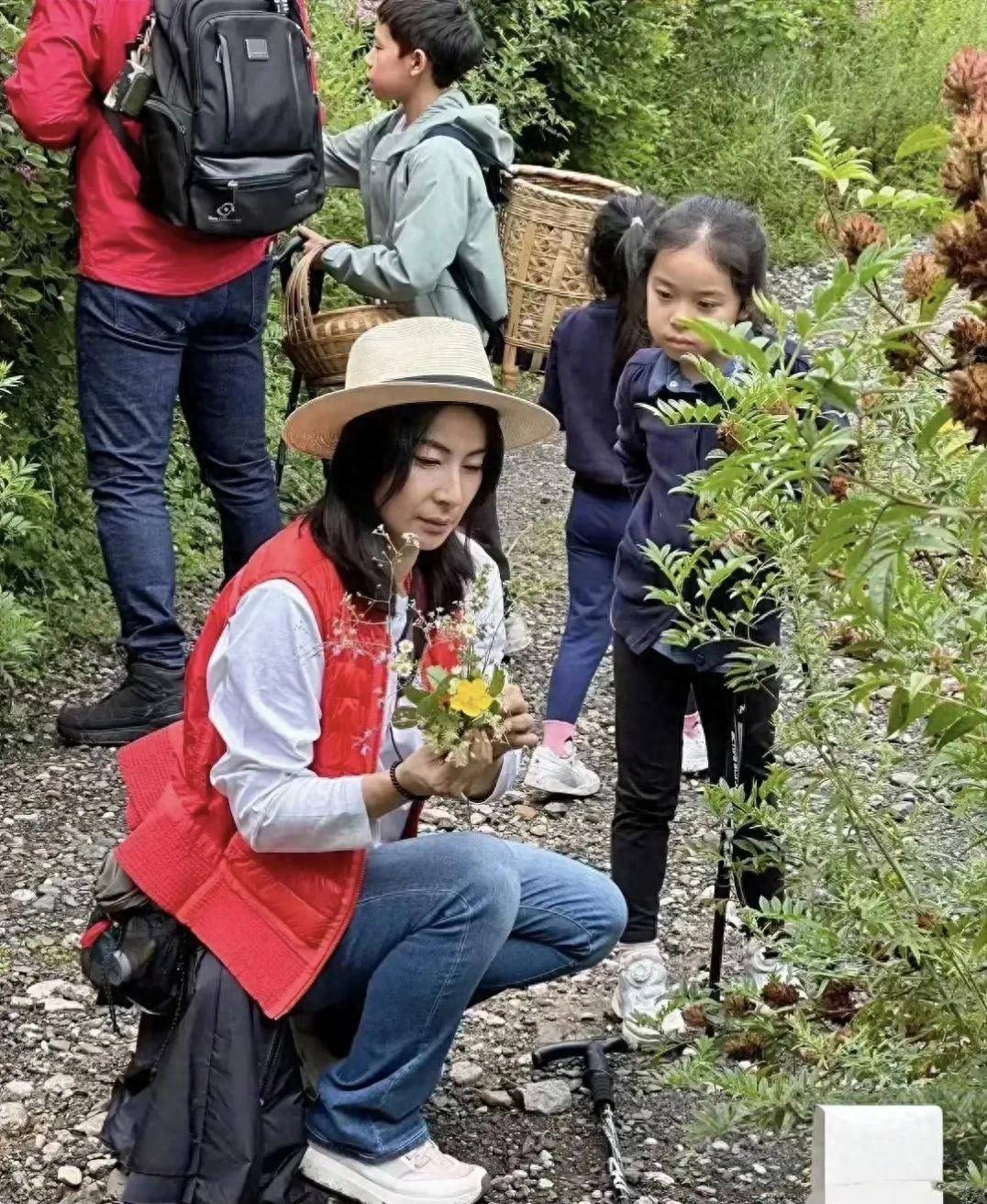 原创43岁郭晶晶和家人出游，入住四合院民宿，打扮低调，脸色苍白憔悴