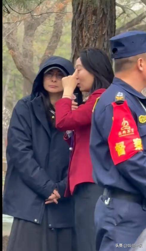 原创郭晶晶一家登山，12岁大儿子用塑料杯带水，接地气！女儿平衡感强