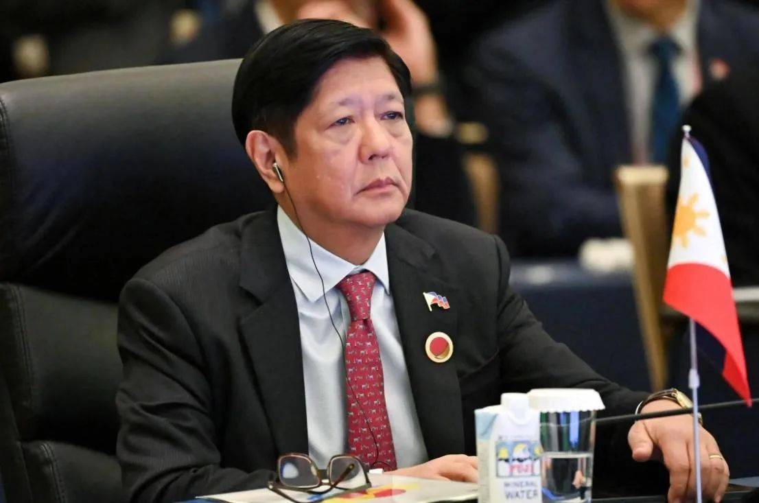 马科斯越来越猖狂了！菲兵拦截中国船只，没等解放军出手，菲美演习先出意外了