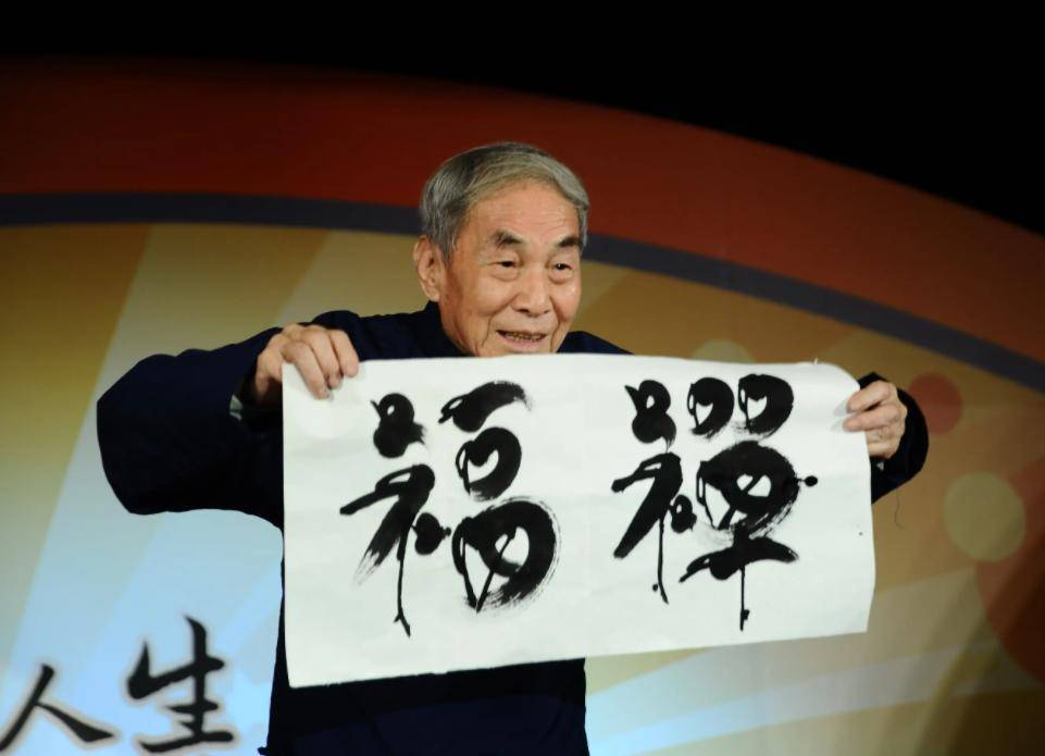 75岁环球旅行美嘉体育下载98岁读硕士105岁考博士：他这一生活得太赚了(图9)