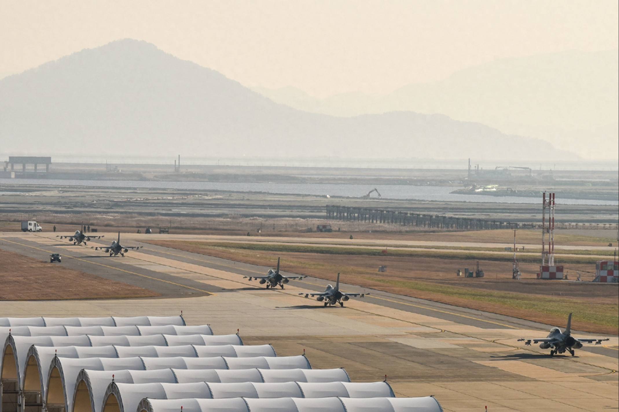 印度为了找回颜面，打不赢空中的歼-10战机，就轰炸巴铁空军基地